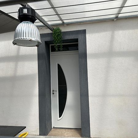 Aux 3 Domaines T2 Avec Terrasse Apartment Hyeres Bagian luar foto