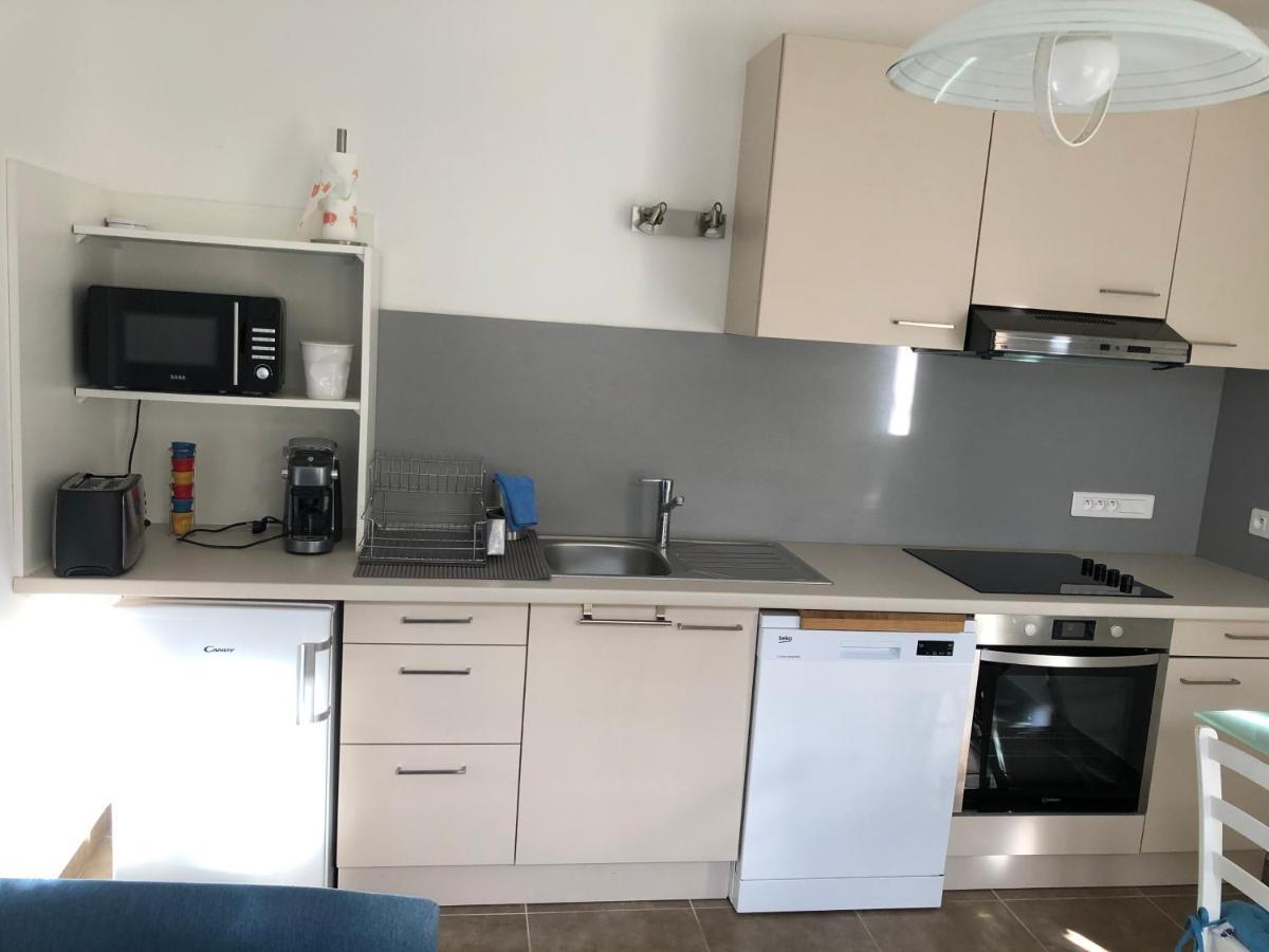 Aux 3 Domaines T2 Avec Terrasse Apartment Hyeres Bagian luar foto