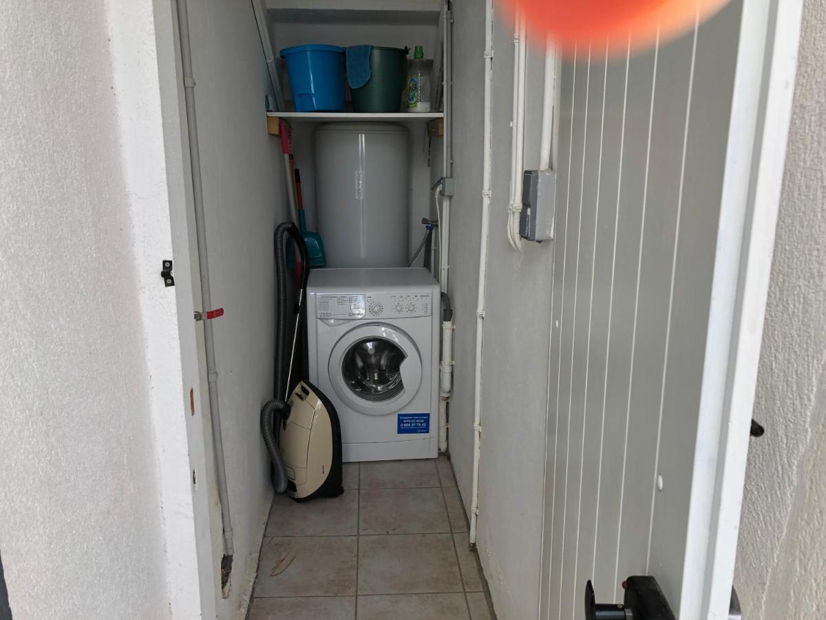 Aux 3 Domaines T2 Avec Terrasse Apartment Hyeres Bagian luar foto