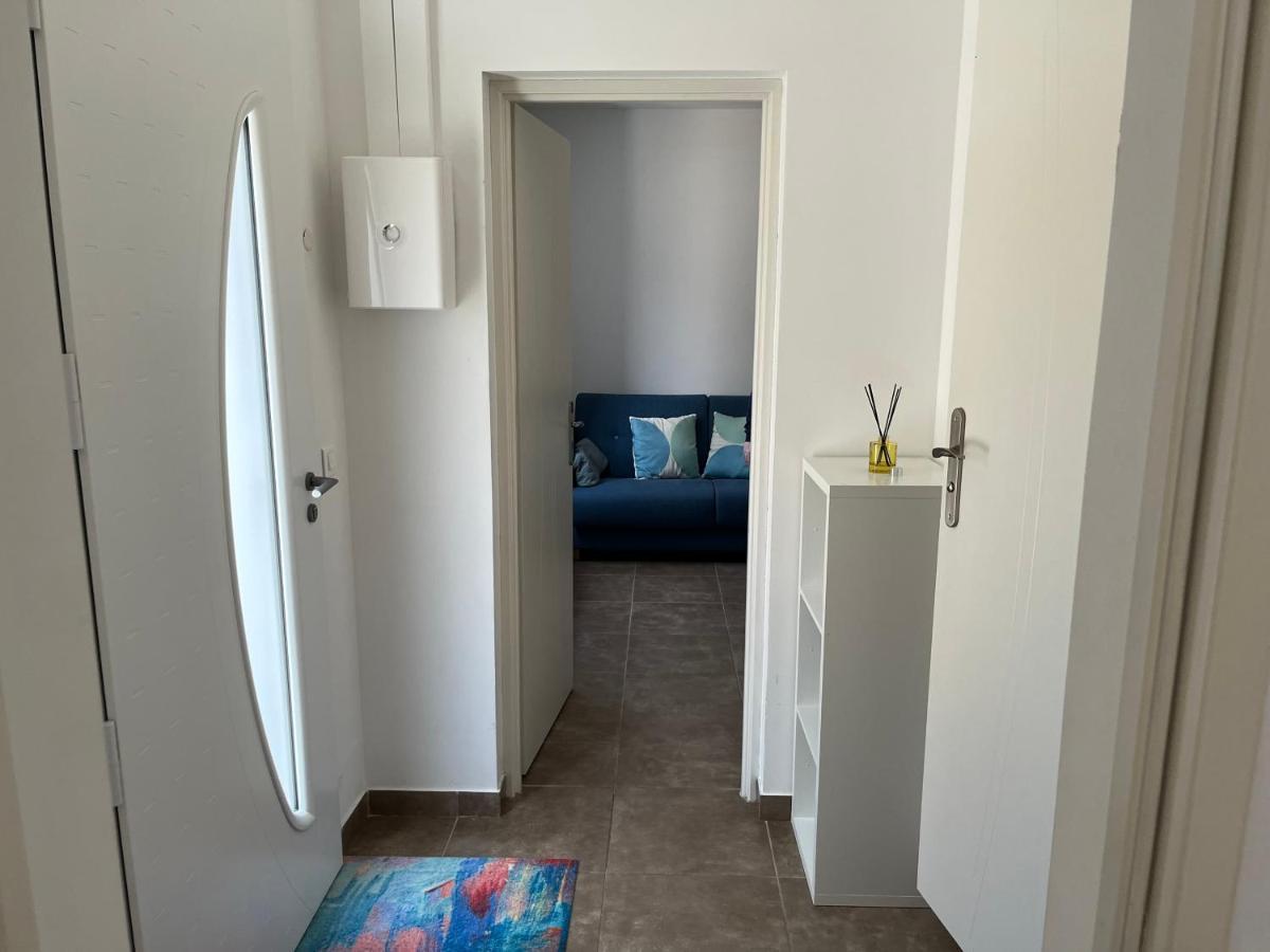 Aux 3 Domaines T2 Avec Terrasse Apartment Hyeres Bagian luar foto