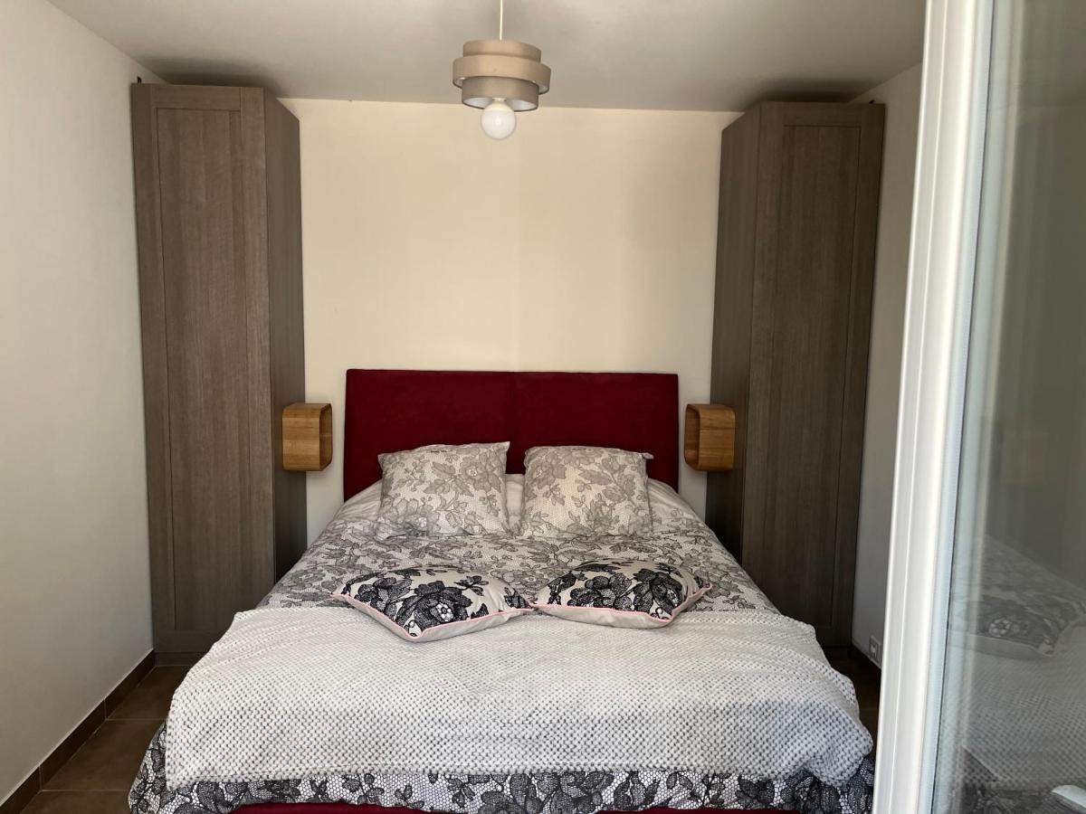 Aux 3 Domaines T2 Avec Terrasse Apartment Hyeres Bagian luar foto