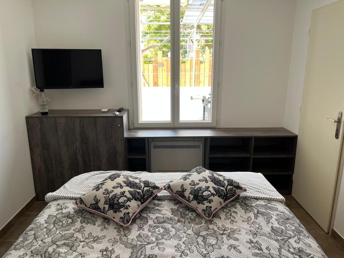Aux 3 Domaines T2 Avec Terrasse Apartment Hyeres Bagian luar foto
