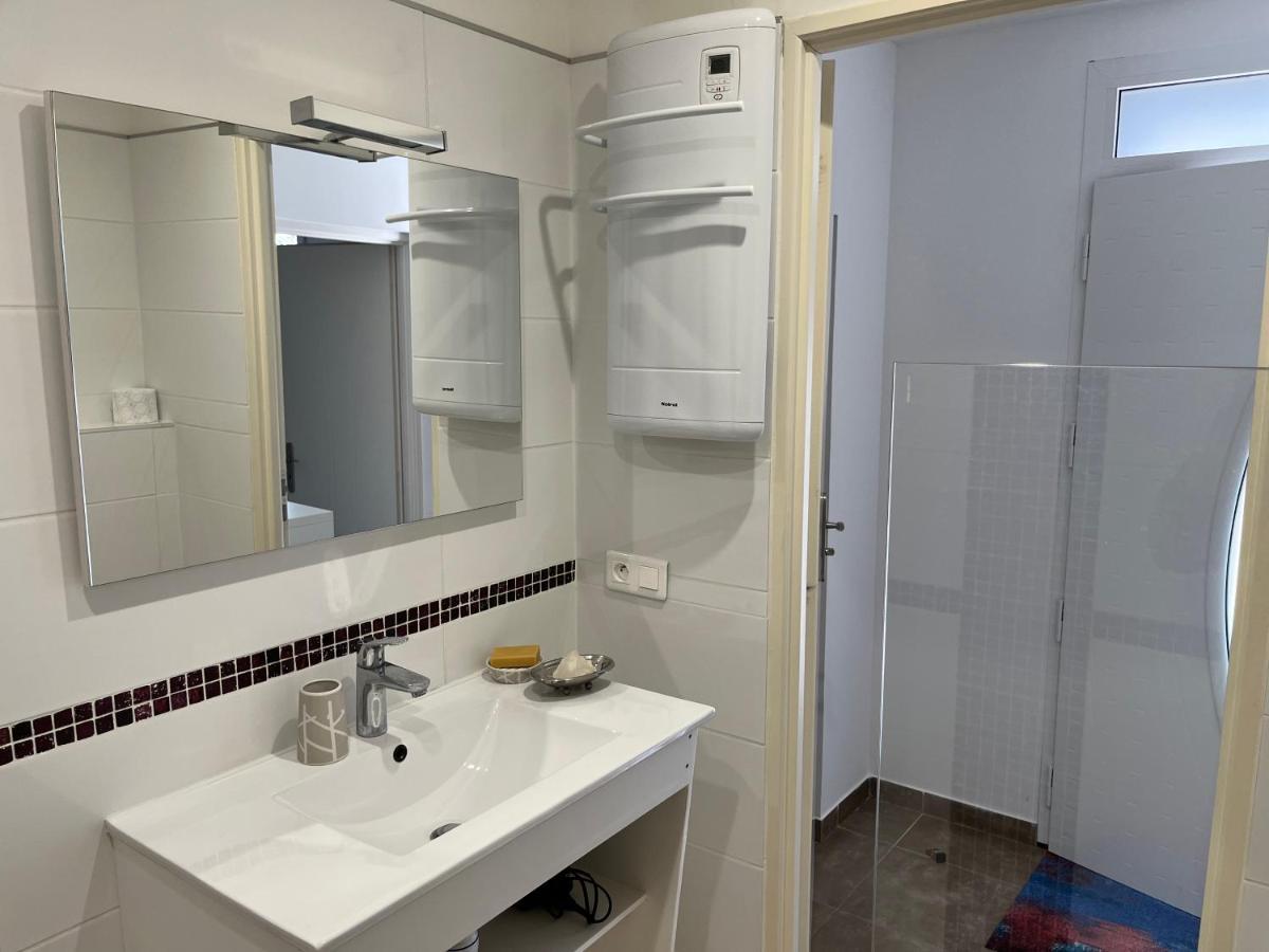 Aux 3 Domaines T2 Avec Terrasse Apartment Hyeres Bagian luar foto