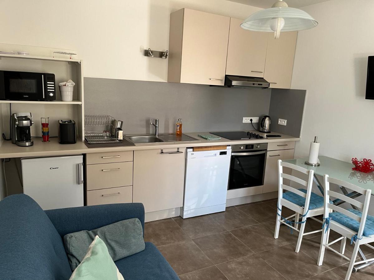 Aux 3 Domaines T2 Avec Terrasse Apartment Hyeres Bagian luar foto