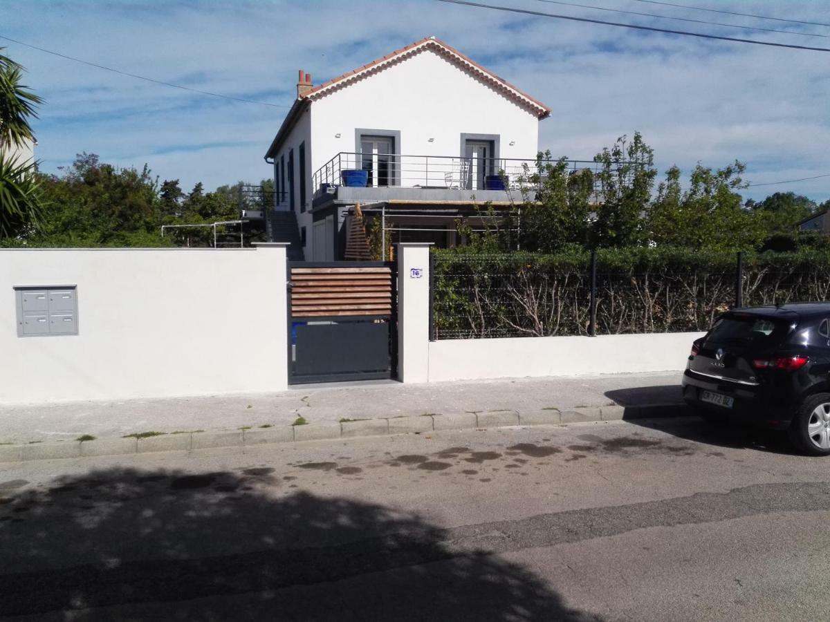 Aux 3 Domaines T2 Avec Terrasse Apartment Hyeres Bagian luar foto
